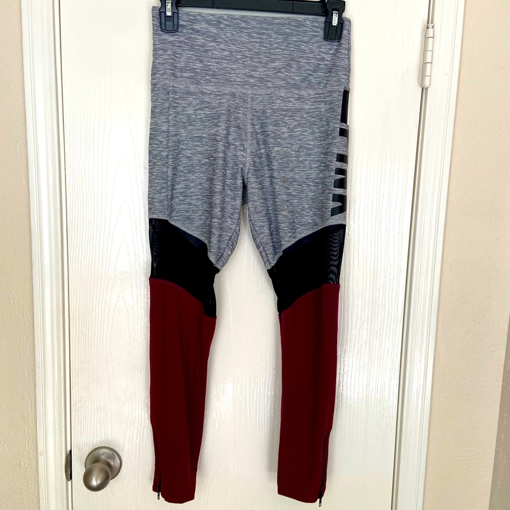 VS PINK ULTIMATE LEGGINGS SIZE SMALL IN MAROON BLACK AND GRAY.